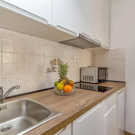 Mihaela Apartment *